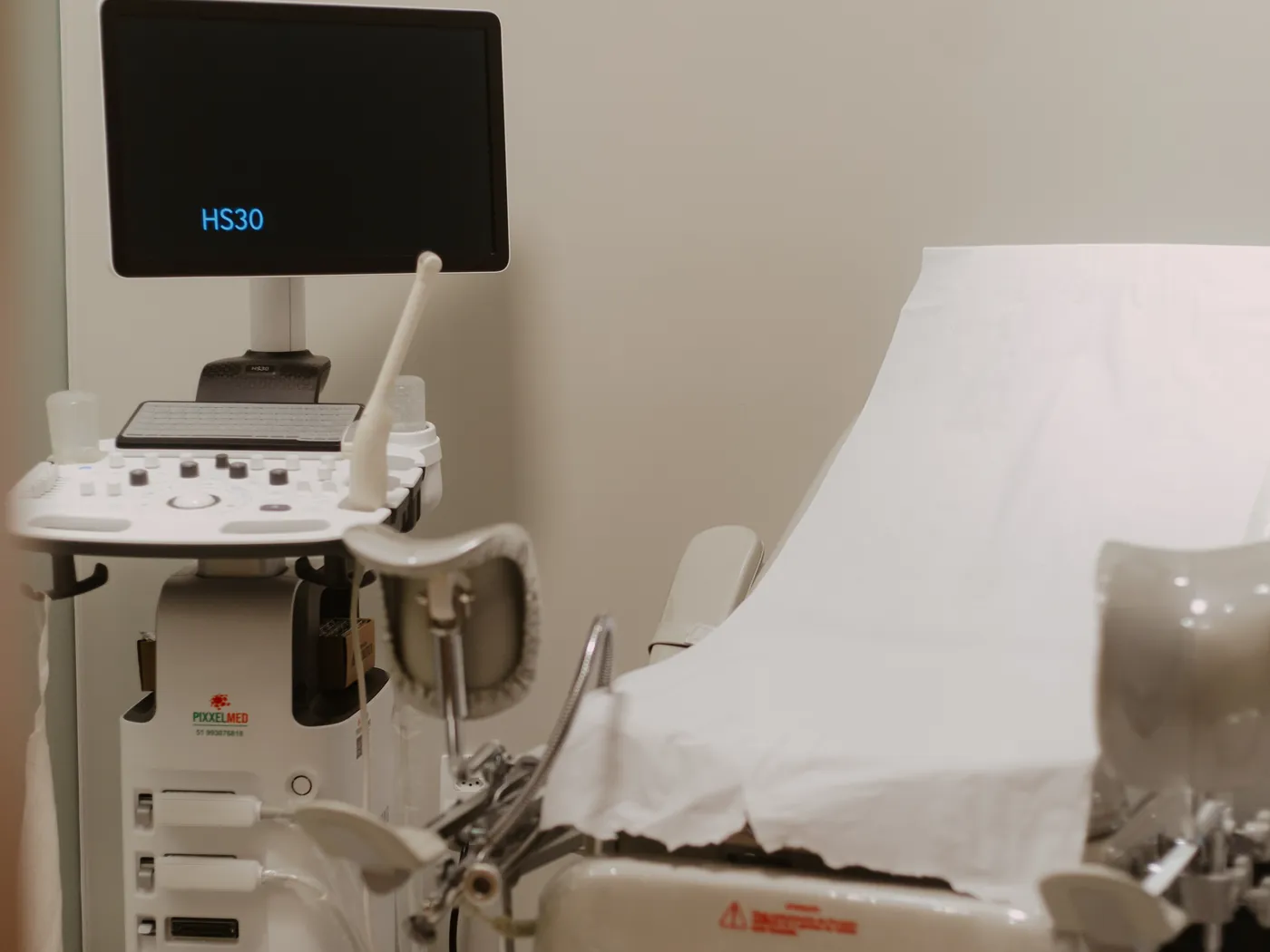 Sala de exames com ultrassom da Clínica Fertier, em Pelotas